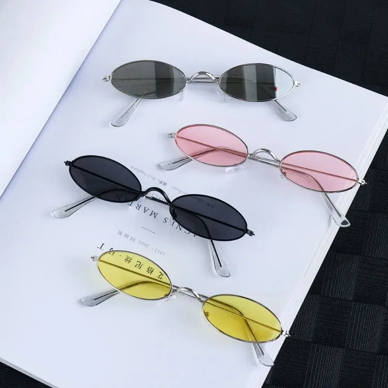 Men'S Fashion Glasses - レトロな小ぶりの楕円形サングラス。ヴィンテージ風のメタルフレームにカラフルなレンズを組み合わせた、男女兼用のファッションブランドデザインのサングラス。