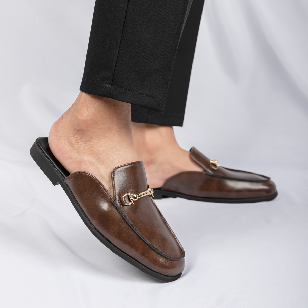カジュアルミュールメンズレザーローファー金属装飾ソリッドカラ - Mens Fashion Mullet のレビューと価格